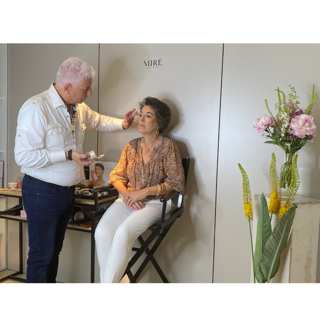 Femme mature qui se fait maquillée