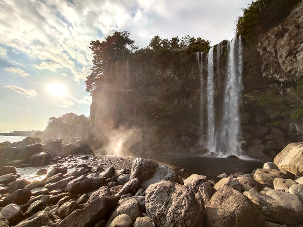 La cascade de Jeongbang est une célèbre cascade sur l'île de Jeju. Crédit photo : Linda Yuan